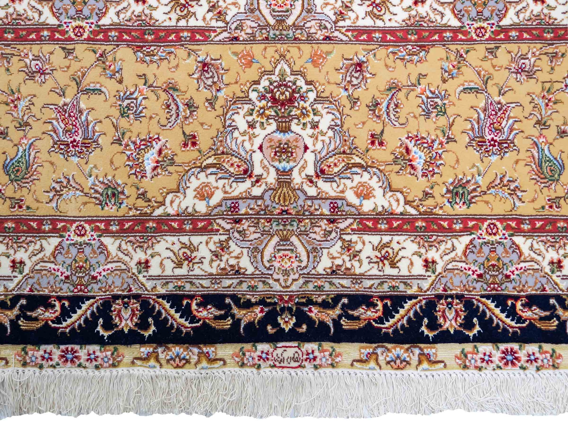Sehr feiner, handgeknüpfter Khademi Orientteppich mit Täbriz Design aus Wolle mit Seide, blau, gelb. 361x275 cm. Vertrieb durch Jupiter Intl.