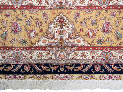 Sehr feiner, handgeknüpfter Khademi Orientteppich mit Täbriz Design aus Wolle mit Seide, blau, gelb. 361x275 cm. Vertrieb durch Jupiter Intl.