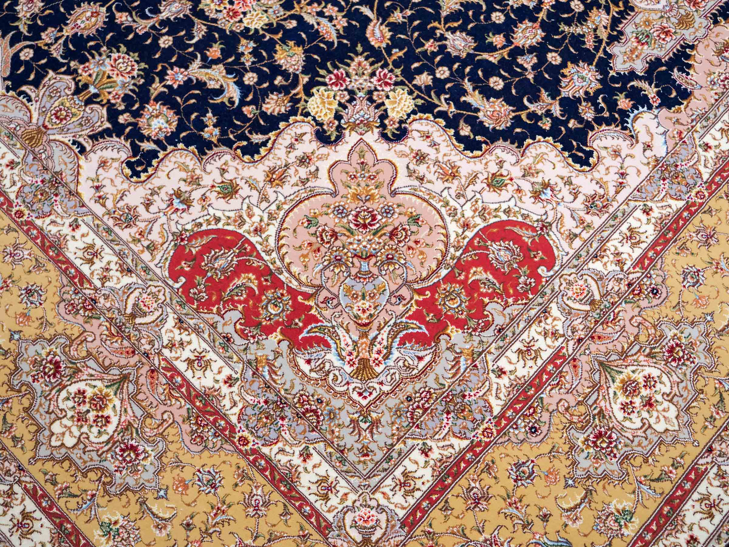 Sehr feiner, handgeknüpfter Khademi Orientteppich mit Täbriz Design aus Wolle mit Seide, blau, gelb. 361x275 cm. Vertrieb durch Jupiter Intl.