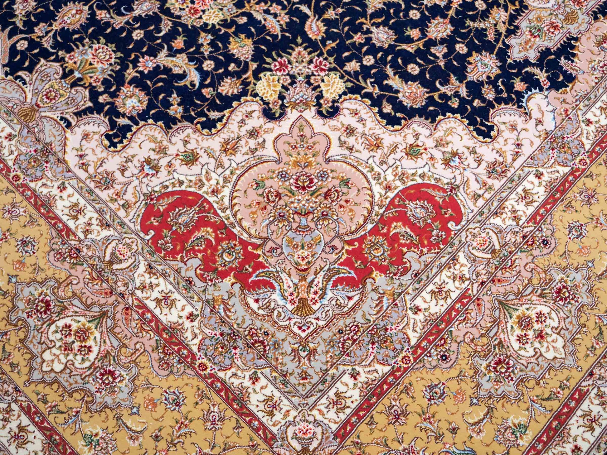 Sehr feiner, handgeknüpfter Khademi Orientteppich mit Täbriz Design aus Wolle mit Seide, blau, gelb. 361x275 cm. Vertrieb durch Jupiter Intl.