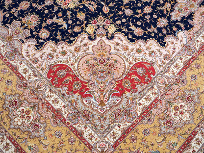 Sehr feiner, handgeknüpfter Khademi Orientteppich mit Täbriz Design aus Wolle mit Seide, blau, gelb. 361x275 cm. Vertrieb durch Jupiter Intl.