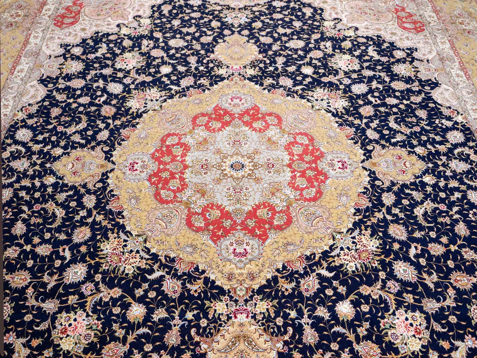 Sehr feiner, handgeknüpfter Khademi Orientteppich mit Täbriz Design aus Wolle mit Seide, blau, gelb. 361x275 cm. Vertrieb durch Jupiter Intl.