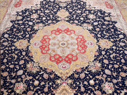 Sehr feiner, handgeknüpfter Khademi Orientteppich mit Täbriz Design aus Wolle mit Seide, blau, gelb. 361x275 cm. Vertrieb durch Jupiter Intl.