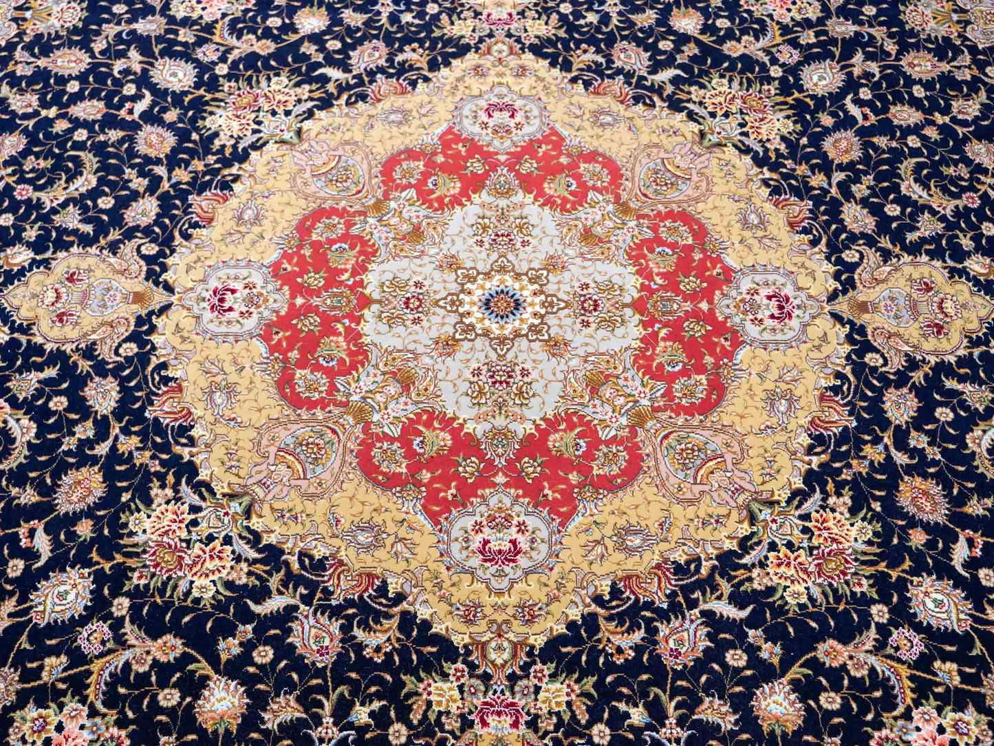 Sehr feiner, handgeknüpfter Khademi Orientteppich mit Täbriz Design aus Wolle mit Seide, blau, gelb. 361x275 cm. Vertrieb durch Jupiter Intl.