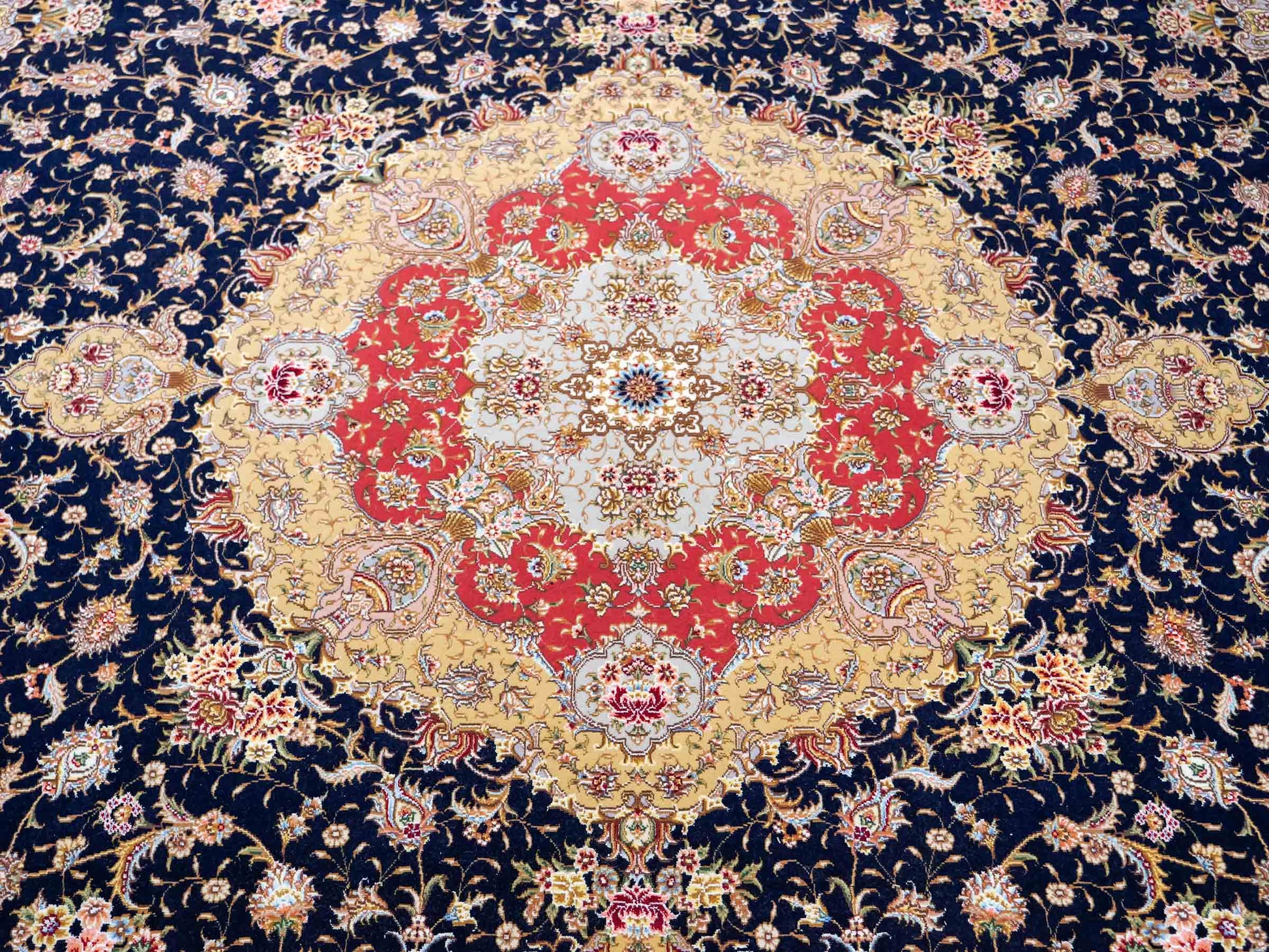 Sehr feiner, handgeknüpfter Khademi Orientteppich mit Täbriz Design aus Wolle mit Seide, blau, gelb. 361x275 cm. Vertrieb durch Jupiter Intl.