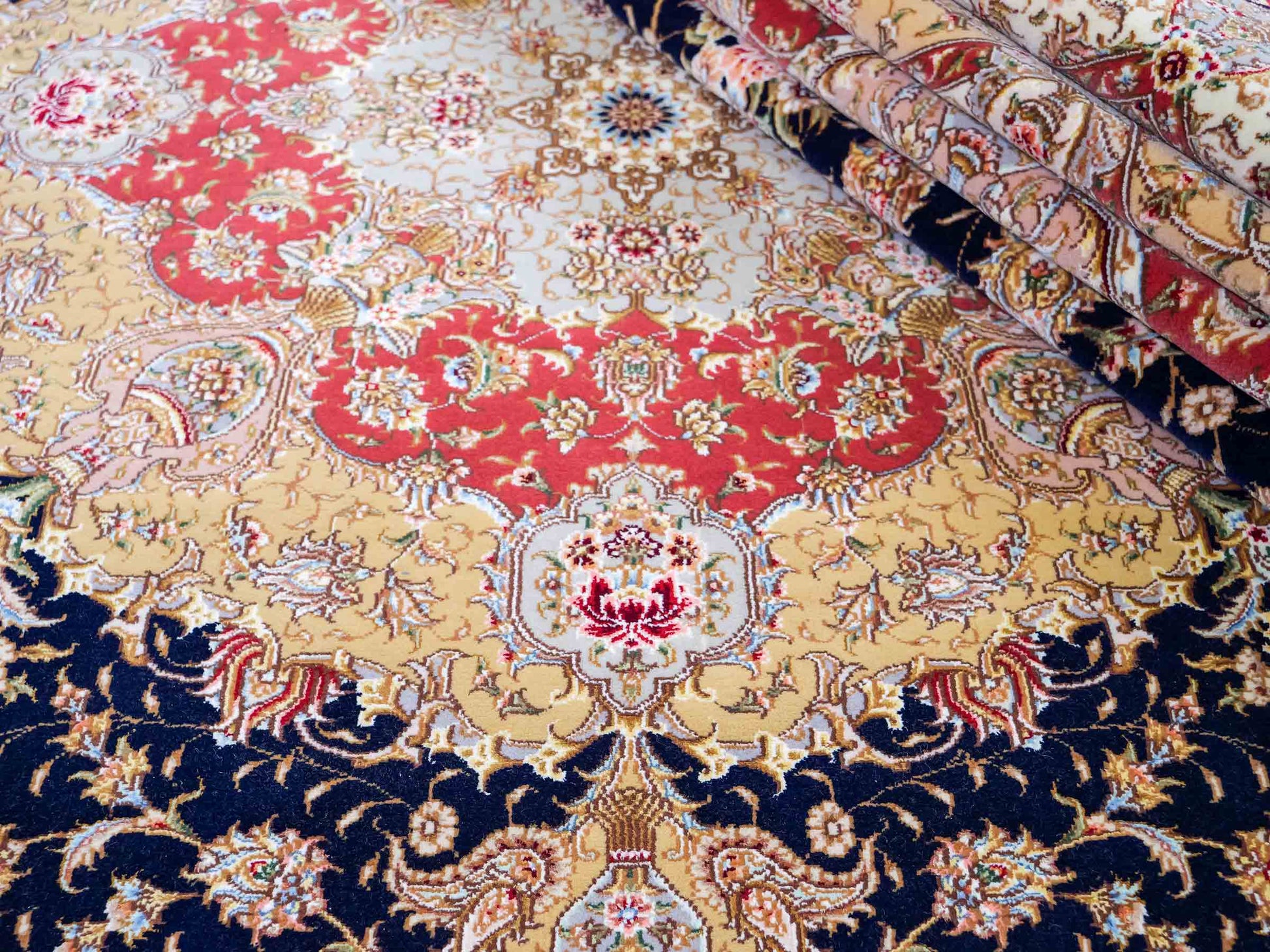 Sehr feiner, handgeknüpfter Khademi Orientteppich mit Täbriz Design aus Wolle mit Seide, blau, gelb. 361x275 cm. Vertrieb durch Jupiter Intl.