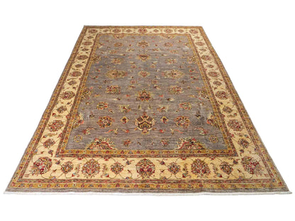 Feiner, handgeknüpfter Ziegler Farahan Chobi Orientteppich aus reiner Wolle mit Allover-Muster von Khademi. Größe: 296 x 206 cm. Farbe: Grau, gold. RB3-1038. Ursprung: Afghanistan. Verkauf durch JUPITER Intl.