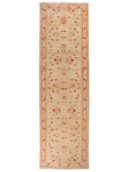 Feiner, handgeknüpfter afghanischer Ziegler-Teppich aus Wolle von Khademi. Farben: Cremeweiß, gold. Größe: 297 x 80 cm. Vertrieb durch JUPITER Intl.