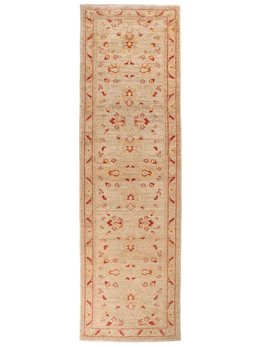 Feiner, handgeknüpfter afghanischer Ziegler-Teppich aus Wolle von Khademi. Farben: Cremeweiß, gold. Größe: 297 x 80 cm. Vertrieb durch JUPITER Intl.