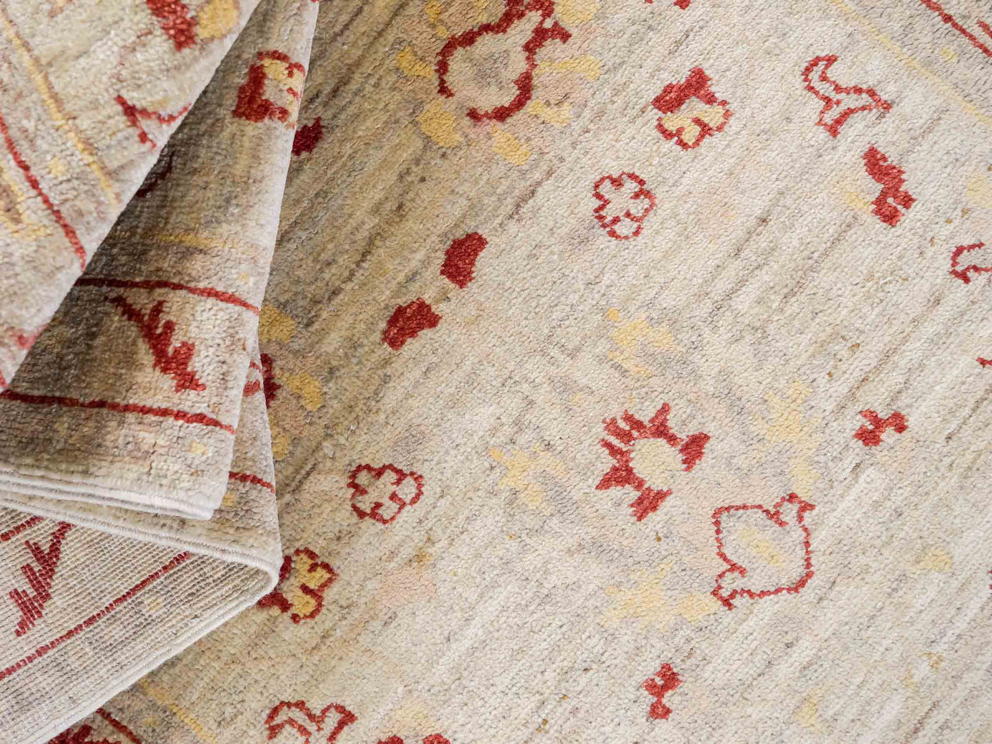 Feiner, handgeknüpfter afghanischer Ziegler-Teppich aus Wolle von Khademi. Farben: Cremeweiß, gold. Größe: 297 x 80 cm. Vertrieb durch JUPITER Intl.