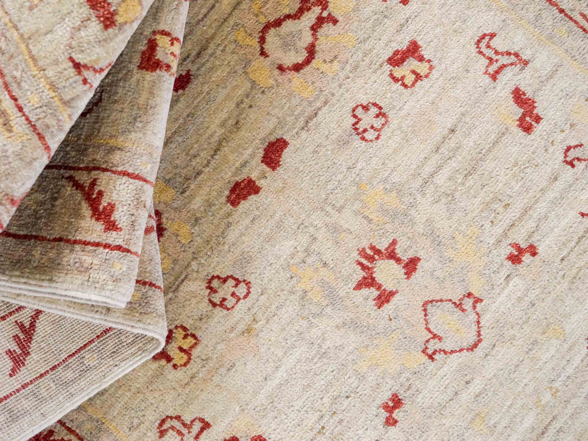 Feiner, handgeknüpfter afghanischer Ziegler-Teppich aus Wolle von Khademi. Farben: Cremeweiß, gold. Größe: 297 x 80 cm. Vertrieb durch JUPITER Intl.