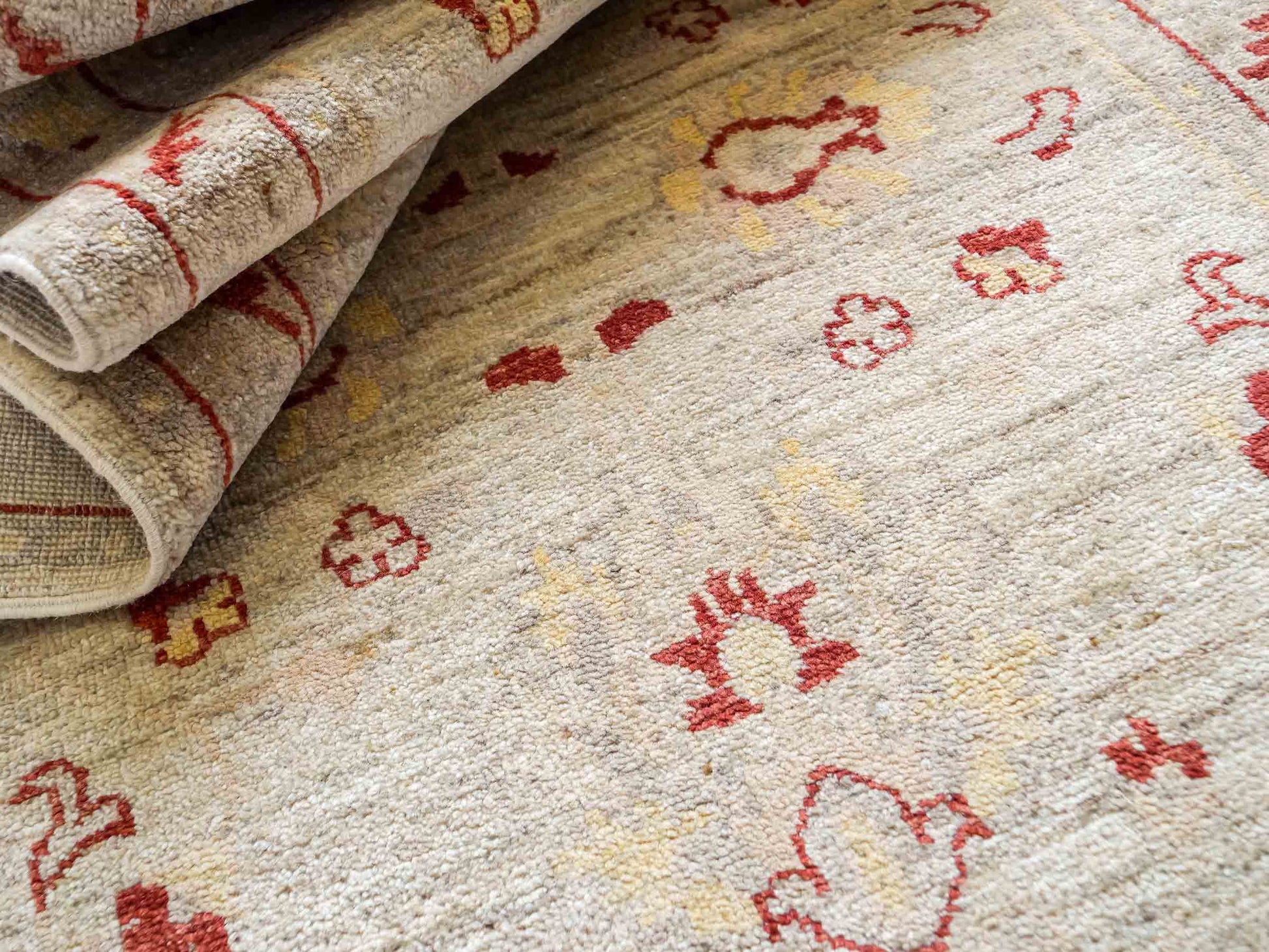 Feiner, handgeknüpfter afghanischer Ziegler-Teppich aus Wolle von Khademi. Farben: Cremeweiß, gold. Größe: 297 x 80 cm. Vertrieb durch JUPITER Intl.