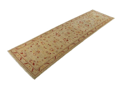 Feiner, handgeknüpfter afghanischer Ziegler-Teppich aus Wolle von Khademi. Farben: Cremeweiß, gold. Größe: 297 x 80 cm. Vertrieb durch JUPITER Intl.