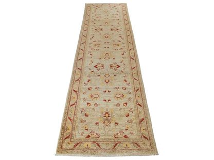 Feiner, handgeknüpfter afghanischer Ziegler-Teppich aus Wolle von Khademi. Farben: Cremeweiß, gold. Größe: 297 x 80 cm. Vertrieb durch JUPITER Intl.