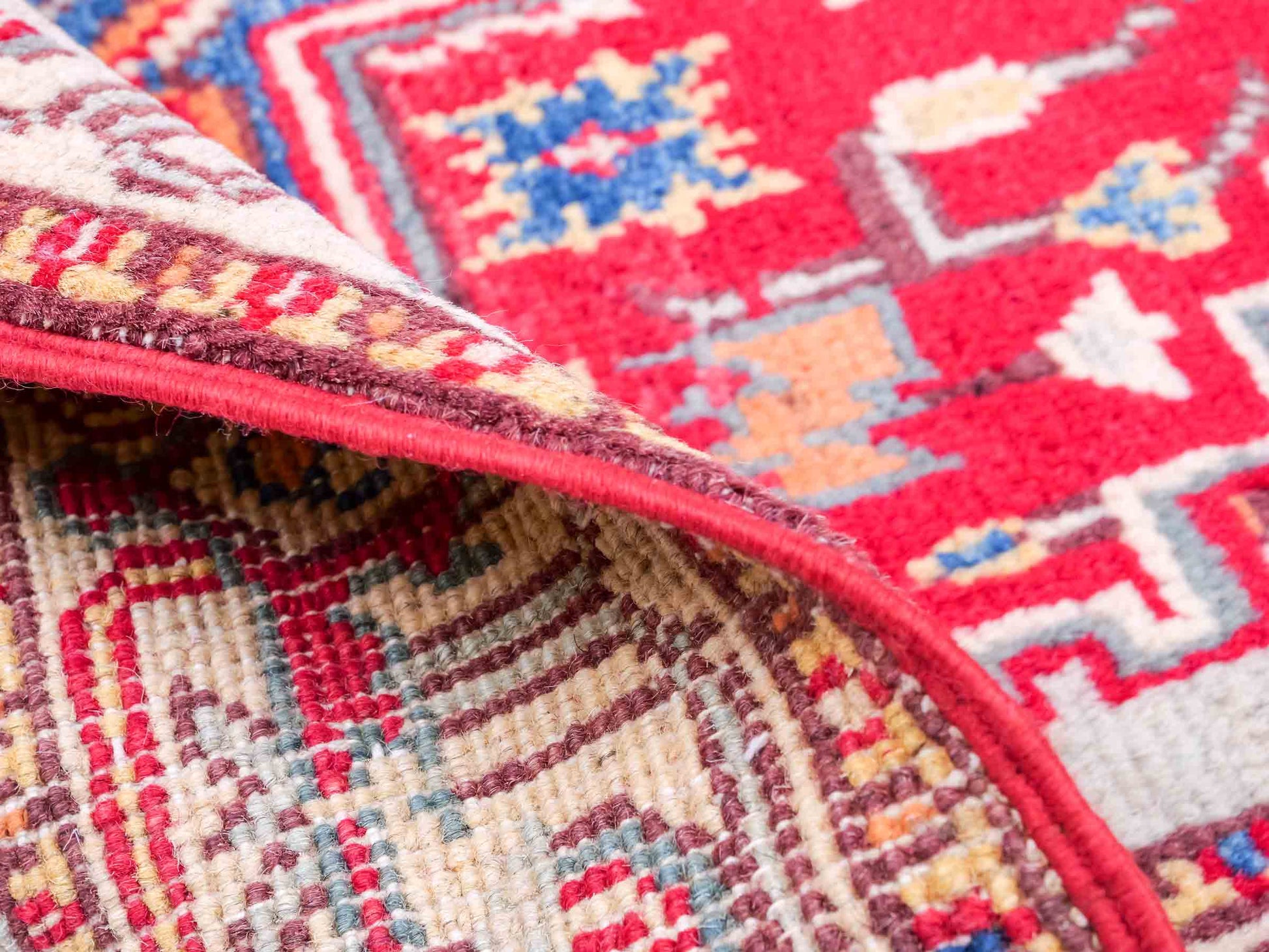 Feiner, handgeknüpfter Ziegler Kazak Chobi Orientteppich aus reiner Wolle mit geometrischem Medaillon-Muster von Khademi. Größe: 129 x 80 cm. Farbe: Rot. RB3-B2705. Ursprung: Afghanistan. Verkauf durch JUPITER Intl.