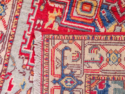 Feiner, handgeknüpfter Ziegler Kazak Chobi Orientteppich aus reiner Wolle mit geometrischem Medaillon-Muster von Khademi. Größe: 129 x 80 cm. Farbe: Rot. RB3-B2705. Ursprung: Afghanistan. Verkauf durch JUPITER Intl.