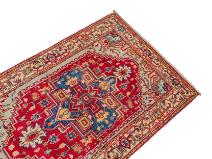 Feiner, handgeknüpfter Ziegler Kazak Chobi Orientteppich aus reiner Wolle mit geometrischem Medaillon-Muster von Khademi. Größe: 129 x 80 cm. Farbe: Rot. RB3-B2705. Ursprung: Afghanistan. Verkauf durch JUPITER Intl.