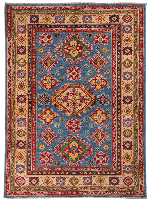 Feiner, handgeknüpfter Ziegler Kazak Chobi Orientteppich aus reiner Wolle mit geometrischem Medaillon-Muster von Khademi. Größe: 160 x 119 cm. Farbe: Blau, beige. RB3-B432. Ursprung: Afghanistan. Verkauf durch JUPITER Intl.