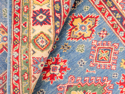 Feiner, handgeknüpfter Ziegler Kazak Chobi Orientteppich aus reiner Wolle mit geometrischem Medaillon-Muster von Khademi. Größe: 160 x 119 cm. Farbe: Blau, beige. RB3-B432. Ursprung: Afghanistan. Verkauf durch JUPITER Intl.