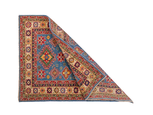 Feiner, handgeknüpfter Ziegler Kazak Chobi Orientteppich aus reiner Wolle mit geometrischem Medaillon-Muster von Khademi. Größe: 160 x 119 cm. Farbe: Blau, beige. RB3-B432. Ursprung: Afghanistan. Verkauf durch JUPITER Intl.