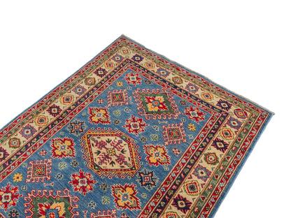 Feiner, handgeknüpfter Ziegler Kazak Chobi Orientteppich aus reiner Wolle mit geometrischem Medaillon-Muster von Khademi. Größe: 160 x 119 cm. Farbe: Blau, beige. RB3-B432. Ursprung: Afghanistan. Verkauf durch JUPITER Intl.