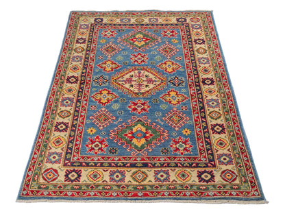 Feiner, handgeknüpfter Ziegler Kazak Chobi Orientteppich aus reiner Wolle mit geometrischem Medaillon-Muster von Khademi. Größe: 160 x 119 cm. Farbe: Blau, beige. RB3-B432. Ursprung: Afghanistan. Verkauf durch JUPITER Intl.