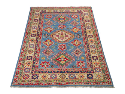 Feiner, handgeknüpfter Ziegler Kazak Chobi Orientteppich aus reiner Wolle mit geometrischem Medaillon-Muster von Khademi. Größe: 160 x 119 cm. Farbe: Blau, beige. RB3-B432. Ursprung: Afghanistan. Verkauf durch JUPITER Intl.