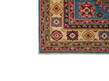 Feiner, handgeknüpfter Ziegler Kazak Chobi Orientteppich aus reiner Wolle mit geometrischem Medaillon-Muster von Khademi. Größe: 160 x 119 cm. Farbe: Blau, beige. RB3-B432. Ursprung: Afghanistan. Verkauf durch JUPITER Intl.