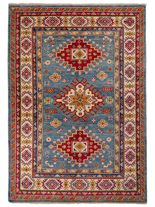 Feiner, handgeknüpfter Ziegler Kazak Chobi Orientteppich aus reiner Wolle mit geometrischem Medaillon-Muster von Khademi. Größe: 170 x 110 cm. Farbe: Blau, beige. RB3-B1817. Ursprung: Afghanistan. Verkauf durch JUPITER Intl.