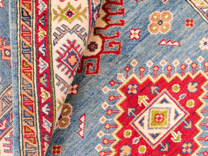 Feiner, handgeknüpfter Ziegler Kazak Chobi Orientteppich aus reiner Wolle mit geometrischem Medaillon-Muster von Khademi. Größe: 170 x 110 cm. Farbe: Blau, beige. RB3-B1817. Ursprung: Afghanistan. Verkauf durch JUPITER Intl.