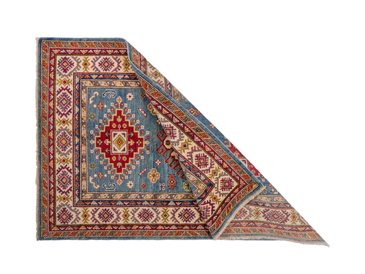 Feiner, handgeknüpfter Ziegler Kazak Chobi Orientteppich aus reiner Wolle mit geometrischem Medaillon-Muster von Khademi. Größe: 170 x 110 cm. Farbe: Blau, beige. RB3-B1817. Ursprung: Afghanistan. Verkauf durch JUPITER Intl.