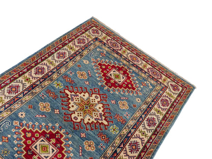 Feiner, handgeknüpfter Ziegler Kazak Chobi Orientteppich aus reiner Wolle mit geometrischem Medaillon-Muster von Khademi. Größe: 170 x 110 cm. Farbe: Blau, beige. RB3-B1817. Ursprung: Afghanistan. Verkauf durch JUPITER Intl.