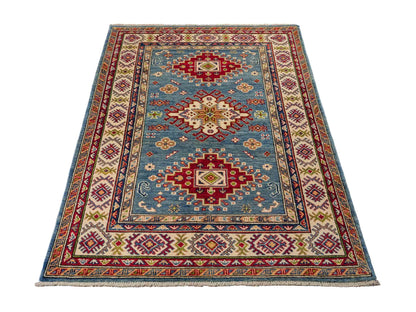 Feiner, handgeknüpfter Ziegler Kazak Chobi Orientteppich aus reiner Wolle mit geometrischem Medaillon-Muster von Khademi. Größe: 170 x 110 cm. Farbe: Blau, beige. RB3-B1817. Ursprung: Afghanistan. Verkauf durch JUPITER Intl.
