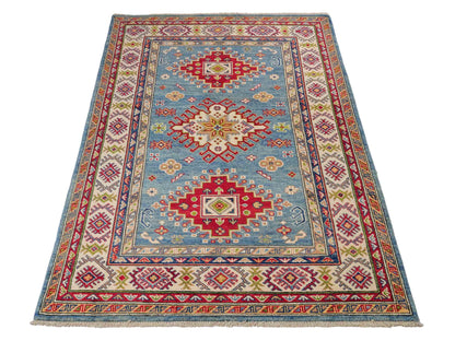 Feiner, handgeknüpfter Ziegler Kazak Chobi Orientteppich aus reiner Wolle mit geometrischem Medaillon-Muster von Khademi. Größe: 170 x 110 cm. Farbe: Blau, beige. RB3-B1817. Ursprung: Afghanistan. Verkauf durch JUPITER Intl.