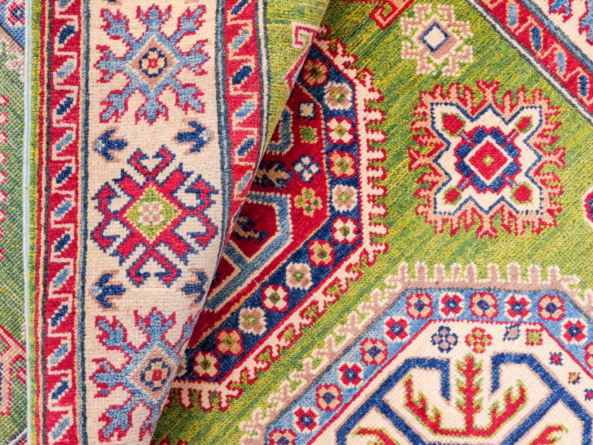 Feiner, handgeknüpfter Ziegler Kazak Chobi Orientteppich aus reiner Wolle mit geometrischem Medaillon-Muster von Khademi. Größe: 174 x 120 cm. Farbe: Grün. RB3-B1814. Ursprung: Afghanistan. Verkauf durch JUPITER Intl.