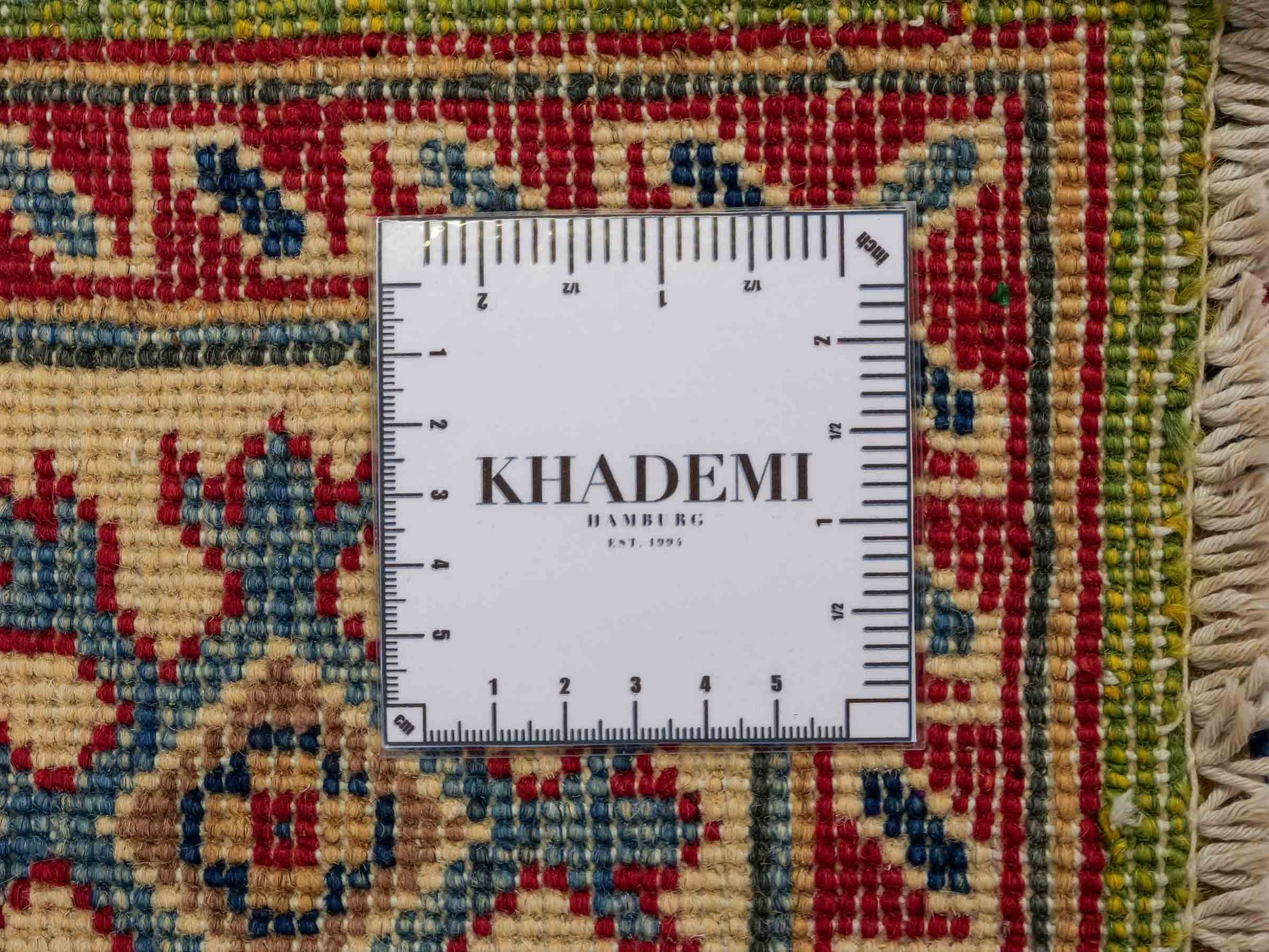 Feiner, handgeknüpfter Ziegler Kazak Chobi Orientteppich aus reiner Wolle mit geometrischem Medaillon-Muster von Khademi. Größe: 174 x 120 cm. Farbe: Grün. RB3-B1814. Ursprung: Afghanistan. Verkauf durch JUPITER Intl.