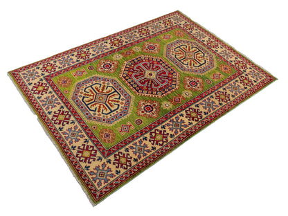 Feiner, handgeknüpfter Ziegler Kazak Chobi Orientteppich aus reiner Wolle mit geometrischem Medaillon-Muster von Khademi. Größe: 174 x 120 cm. Farbe: Grün. RB3-B1814. Ursprung: Afghanistan. Verkauf durch JUPITER Intl.