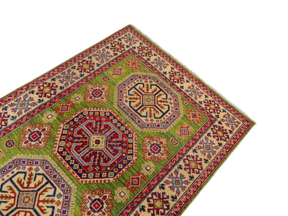 Feiner, handgeknüpfter Ziegler Kazak Chobi Orientteppich aus reiner Wolle mit geometrischem Medaillon-Muster von Khademi. Größe: 174 x 120 cm. Farbe: Grün. RB3-B1814. Ursprung: Afghanistan. Verkauf durch JUPITER Intl.