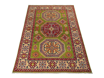 Feiner, handgeknüpfter Ziegler Kazak Chobi Orientteppich aus reiner Wolle mit geometrischem Medaillon-Muster von Khademi. Größe: 174 x 120 cm. Farbe: Grün. RB3-B1814. Ursprung: Afghanistan. Verkauf durch JUPITER Intl.