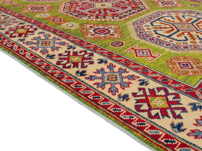 Feiner, handgeknüpfter Ziegler Kazak Chobi Orientteppich aus reiner Wolle mit geometrischem Medaillon-Muster von Khademi. Größe: 174 x 120 cm. Farbe: Grün. RB3-B1814. Ursprung: Afghanistan. Verkauf durch JUPITER Intl.