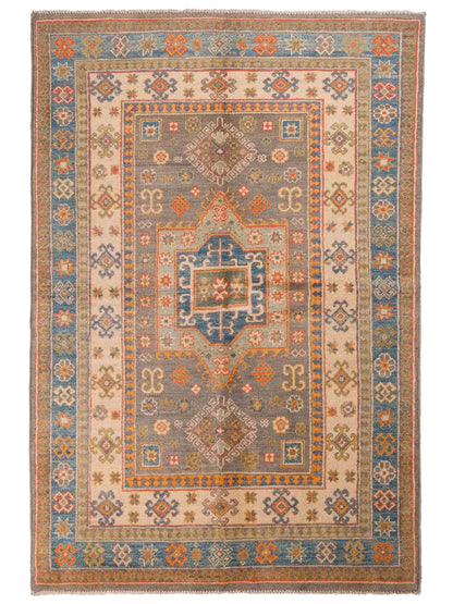Feiner, handgeknüpfter Ziegler Kazak Chobi Orientteppich aus reiner Wolle mit geometrischem Medaillon-Muster von Khademi. Größe: 175 x 117 cm. Farbe: Beige, grau, blau. RB3-B456. Ursprung: Afghanistan. Verkauf durch JUPITER Intl.