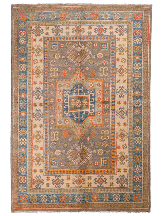Feiner, handgeknüpfter Ziegler Kazak Chobi Orientteppich aus reiner Wolle mit geometrischem Medaillon-Muster von Khademi. Größe: 175 x 117 cm. Farbe: Beige, grau, blau. RB3-B456. Ursprung: Afghanistan. Verkauf durch JUPITER Intl.