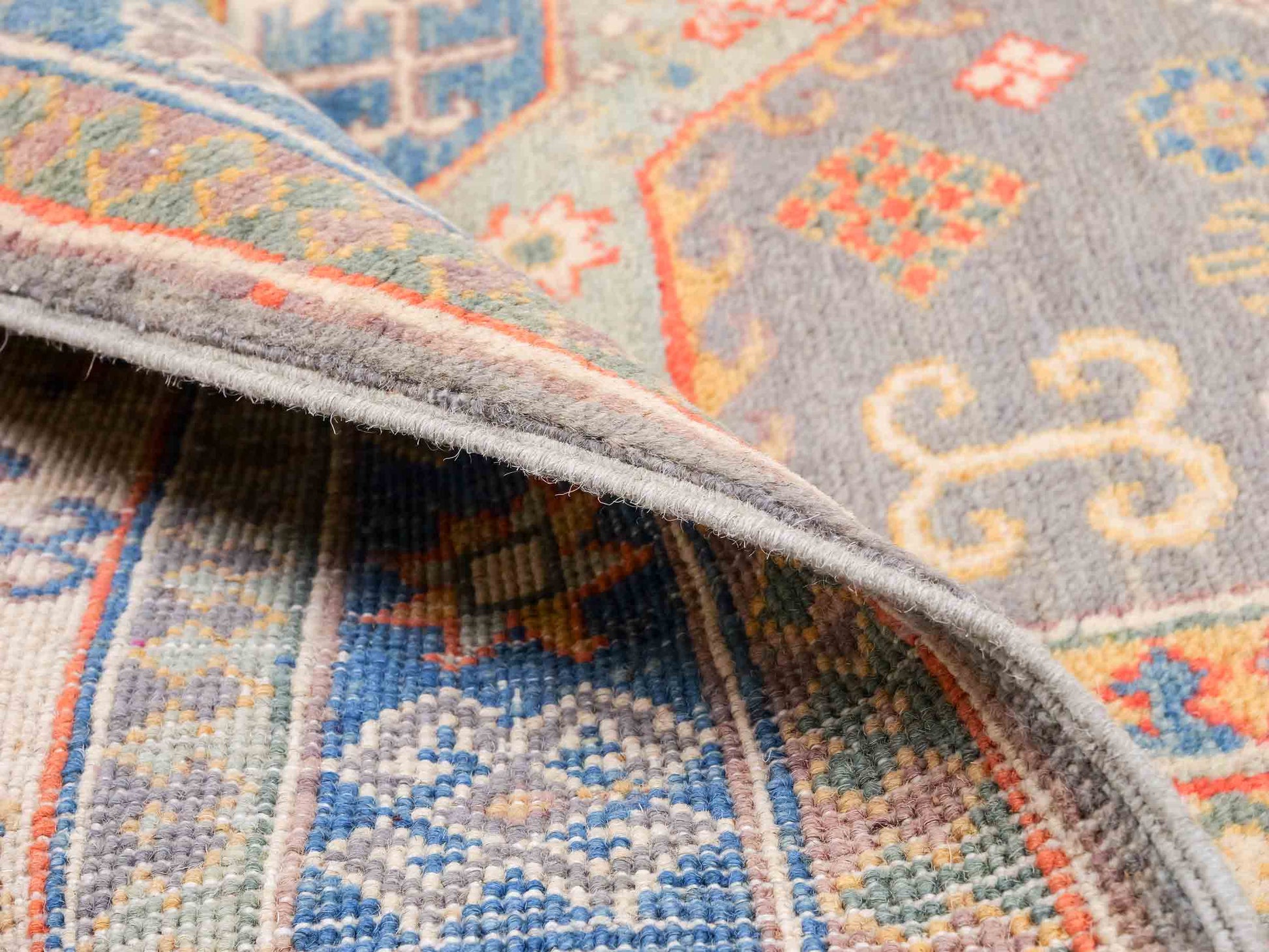 Feiner, handgeknüpfter Ziegler Kazak Chobi Orientteppich aus reiner Wolle mit geometrischem Medaillon-Muster von Khademi. Größe: 175 x 117 cm. Farbe: Beige, grau, blau. RB3-B456. Ursprung: Afghanistan. Verkauf durch JUPITER Intl.