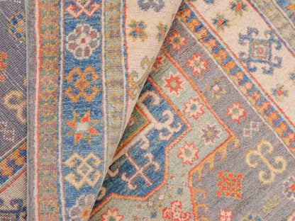 Feiner, handgeknüpfter Ziegler Kazak Chobi Orientteppich aus reiner Wolle mit geometrischem Medaillon-Muster von Khademi. Größe: 175 x 117 cm. Farbe: Beige, grau, blau. RB3-B456. Ursprung: Afghanistan. Verkauf durch JUPITER Intl.