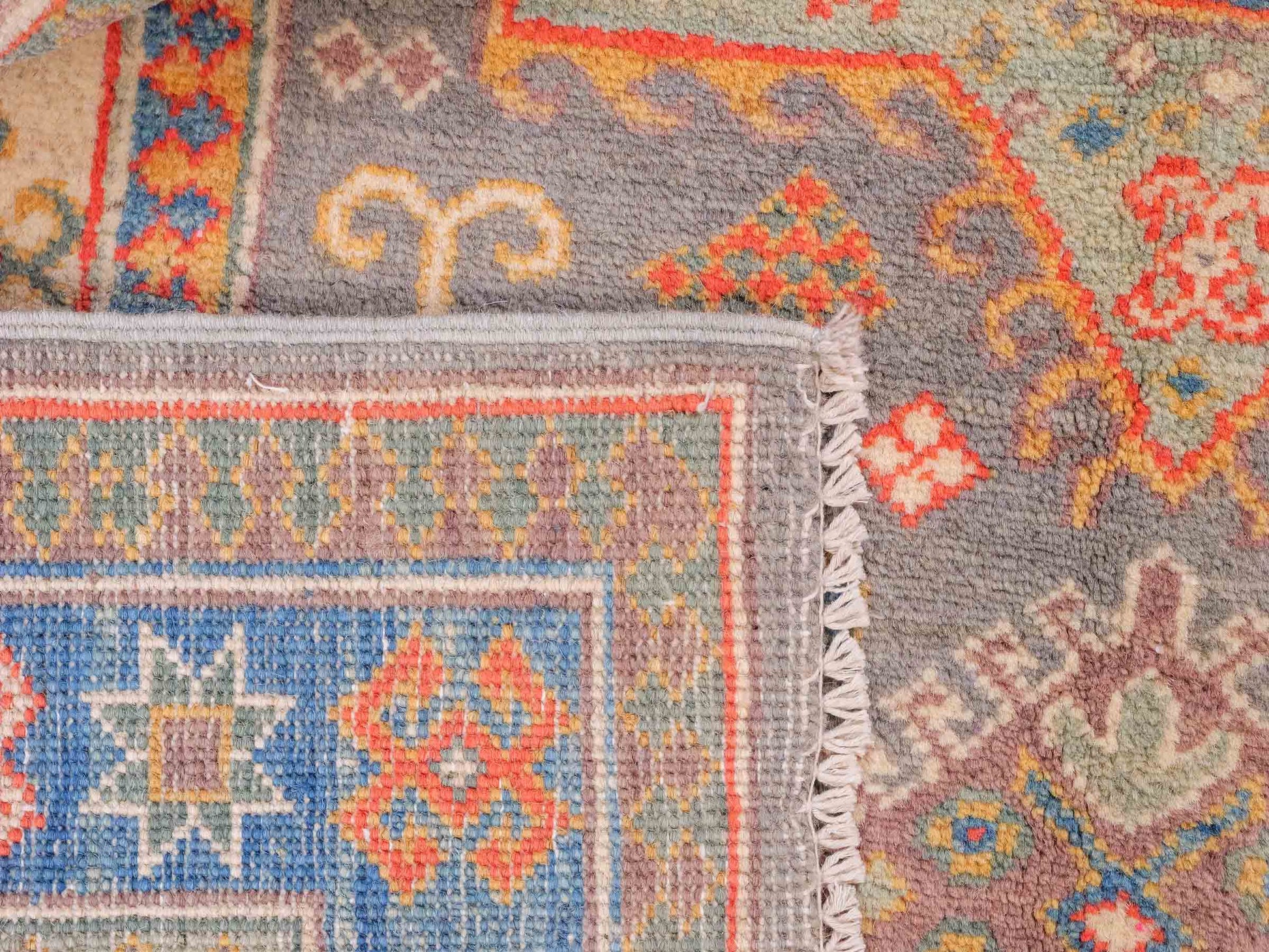 Feiner, handgeknüpfter Ziegler Kazak Chobi Orientteppich aus reiner Wolle mit geometrischem Medaillon-Muster von Khademi. Größe: 175 x 117 cm. Farbe: Beige, grau, blau. RB3-B456. Ursprung: Afghanistan. Verkauf durch JUPITER Intl.