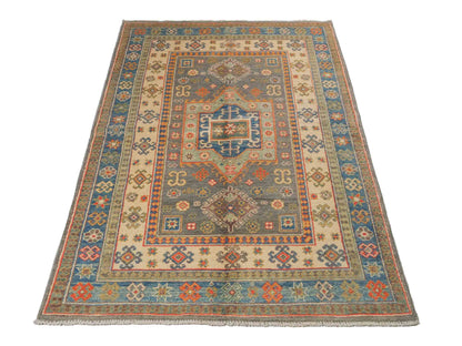 Feiner, handgeknüpfter Ziegler Kazak Chobi Orientteppich aus reiner Wolle mit geometrischem Medaillon-Muster von Khademi. Größe: 175 x 117 cm. Farbe: Beige, grau, blau. RB3-B456. Ursprung: Afghanistan. Verkauf durch JUPITER Intl.