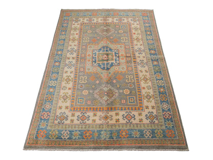 Feiner, handgeknüpfter Ziegler Kazak Chobi Orientteppich aus reiner Wolle mit geometrischem Medaillon-Muster von Khademi. Größe: 175 x 117 cm. Farbe: Beige, grau, blau. RB3-B456. Ursprung: Afghanistan. Verkauf durch JUPITER Intl.