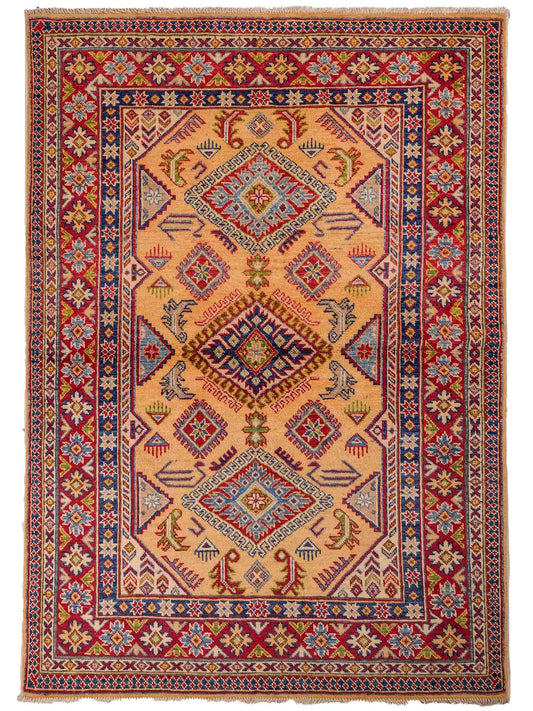 Feiner, handgeknüpfter Ziegler Kazak Chobi Orientteppich aus reiner Wolle mit geometrischem Medaillon-Muster von Khademi. Größe: 178 x 122 cm. Farbe: Gelb, gold, beige. RB3-B2675. Ursprung: Afghanistan. Verkauf durch JUPITER Intl.