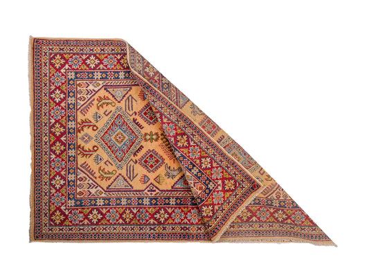 Feiner, handgeknüpfter Ziegler Kazak Chobi Orientteppich aus reiner Wolle mit geometrischem Medaillon-Muster von Khademi. Größe: 178 x 122 cm. Farbe: Gelb, gold, beige. RB3-B2675. Ursprung: Afghanistan. Verkauf durch JUPITER Intl.
