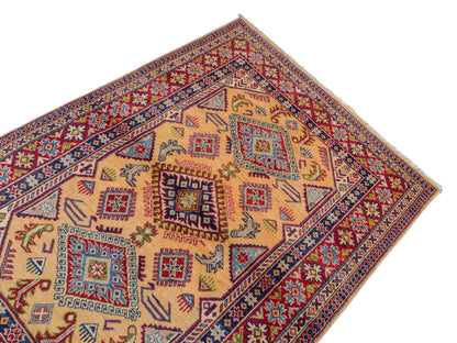 Feiner, handgeknüpfter Ziegler Kazak Chobi Orientteppich aus reiner Wolle mit geometrischem Medaillon-Muster von Khademi. Größe: 178 x 122 cm. Farbe: Gelb, gold, beige. RB3-B2675. Ursprung: Afghanistan. Verkauf durch JUPITER Intl.